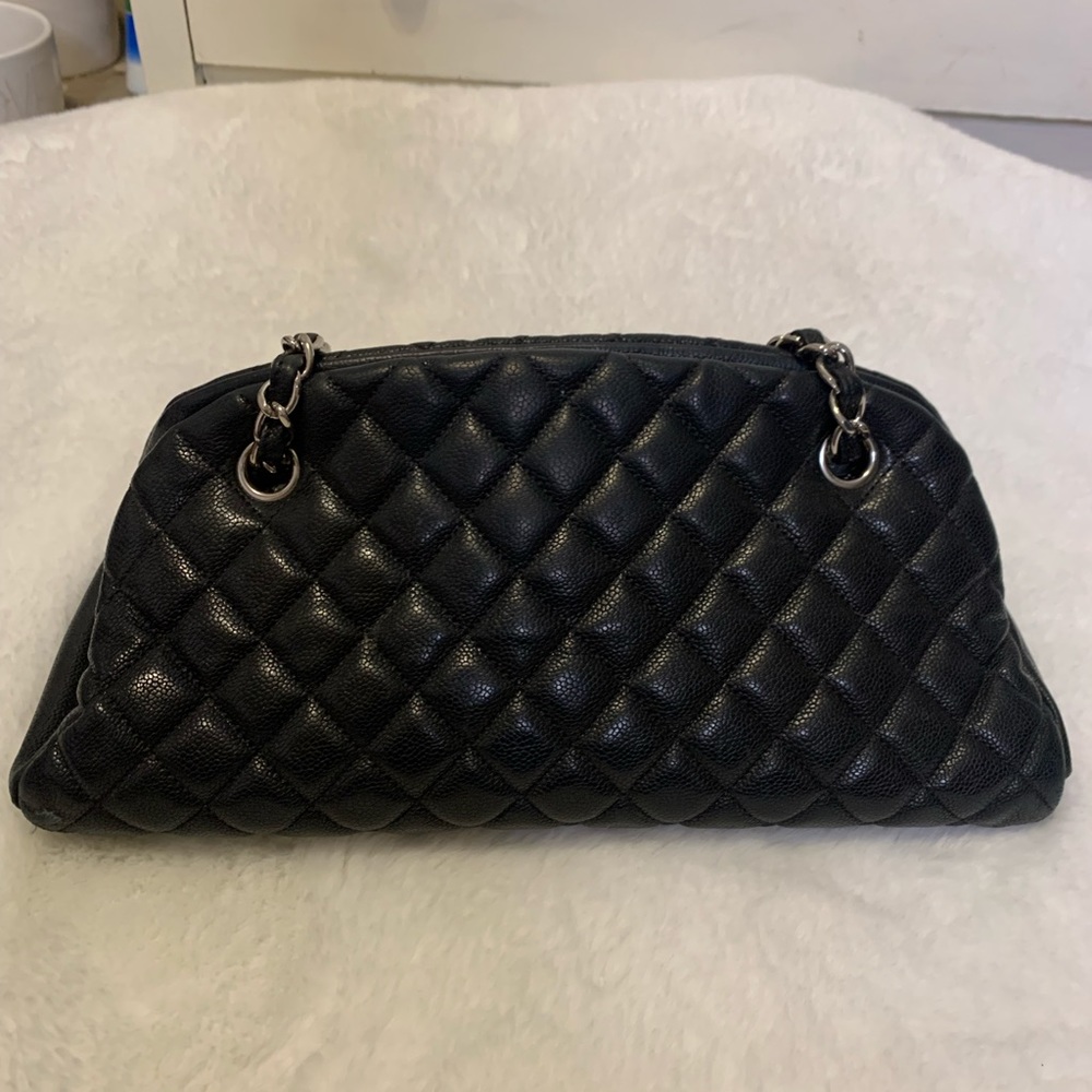 Authentic Chanel chain shoulder bag. - Picture 3 of 16